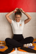 Charger l'image dans la galerie, femme-assise-qui-rigole-et-sattache-les-cheveux-qui-porte-un-tshirt-ohmyfruits-blanc-peche