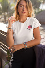Charger l'image dans la galerie, femme-qui-pose-pour-ohmyfruits-avec-un-tshirt-blanc-et-un-fruit-framboise