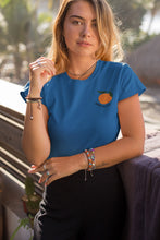 Charger l'image dans la galerie, femme-qui-pose-pour-ohmyfruits-avec-un-tshirt-bleu-et-un-fruit-mandarine