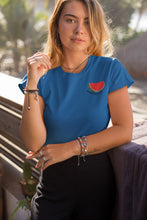 Charger l'image dans la galerie, femme-qui-pose-pour-ohmyfruits-avec-un-tshirt-bleu-et-un-fruit-pasteque