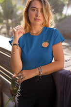 Charger l'image dans la galerie, femme-qui-pose-pour-ohmyfruits-avec-un-tshirt-bleu-et-un-fruit-peche