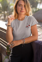 Charger l'image dans la galerie, femme-qui-pose-pour-ohmyfruits-avec-un-tshirt-gris-et-un-fruit-cerise