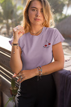Charger l'image dans la galerie, femme-qui-pose-pour-ohmyfruits-avec-un-tshirt-lavande-et-un-fruit-cerise