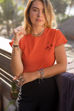 Charger l'image dans la galerie, femme-qui-pose-pour-ohmyfruits-avec-un-tshirt-orange-et-un-fruit-cerise