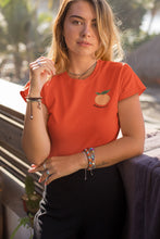 Charger l'image dans la galerie, femme-qui-pose-pour-ohmyfruits-avec-un-tshirt-orange-et-un-fruit-peche