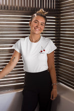 Charger l'image dans la galerie, mannequin-ravissante-femme-qui-sourit-et-qui-porte-un-tshirt-cerise-blanc-ohmyfruits-dans-une-piece-en-bois