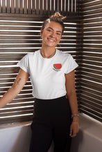 Charger l'image dans la galerie, mannequin-ravissante-femme-qui-sourit-et-qui-porte-un-tshirt-pasteque-blanc-ohmyfruits-dans-une-piece-en-bois