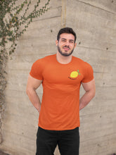 Charger l'image dans la galerie, modele-homme-grand-muscle-barbu-sourire-tshirt-fruit-orange-citron-ohmyfruits-bois-feuilles