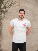 Charger l'image dans la galerie, modele-homme-grand-muscle-barbu-sourire-tshirt-fruit-blanc-fruit-du-dragon-ohmyfruits-bois-feuilles