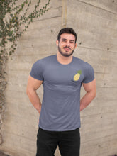 Charger l'image dans la galerie, modele-homme-grand-muscle-barbu-sourire-tshirt-fruit-indigo-ananas-ohmyfruits-bois-feuilles