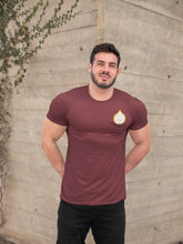 Charger l'image dans la galerie, modele-homme-grand-muscle-barbu-sourire-tshirt-fruit-poire-bordeau-ohmyfruits-bois-feuilles