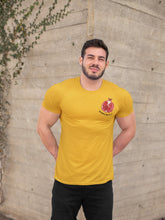 Charger l'image dans la galerie, modele-homme-grand-muscle-barbu-sourire-tshirt-fruit-orange-jaune-ohmyfruits-bois-feuilles