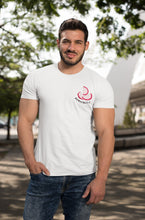 Charger l'image dans la galerie, modele-homme-grand-muscle-barbu-sourire-tshirt-fruit-blanc-fruit-du-dragon-ohmyfruits-parc-nature-arbre-feuilles-jean