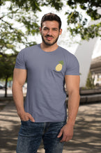 Charger l'image dans la galerie, modele-homme-grand-muscle-barbu-sourire-tshirt-fruit-indigo-ananas-ohmyfruits-parc-nature-arbre-feuilles-jean