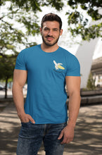 Charger l'image dans la galerie, modele-homme-grand-muscle-barbu-sourire-tshirt-fruit-bleu-banane-ohmyfruits-parc-nature-arbre-feuilles-jean