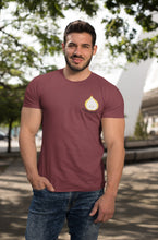 Charger l'image dans la galerie, modele-homme-grand-muscle-barbu-sourire-tshirt-fruit-poire-bordeaux-ohmyfruits-parc-nature-arbre-feuilles-jean
