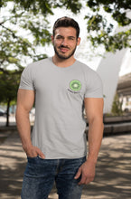 Charger l'image dans la galerie, modele-homme-grand-muscle-barbu-sourire-tshirt-fruit-gris-kiwi-ohmyfruits-parc-nature-arbre-feuilles-jean