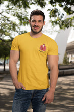 Charger l'image dans la galerie, modele-homme-grand-muscle-barbu-sourire-tshirt-fruit-orange-jaune-ohmyfruits-parc-nature-arbre-feuilles-jean
