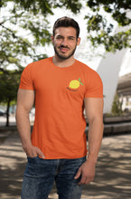 Charger l'image dans la galerie, modele-homme-grand-muscle-barbu-sourire-tshirt-fruit-orange-citron-ohmyfruits-parc-nature-arbre-feuilles-jean