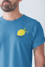Charger l'image dans la galerie, modele-homme-barbu-tshirt-fruit-bleu-citron-ohmyfruits-tatouage