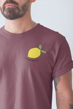 Charger l'image dans la galerie, modele-homme-barbu-tshirt-fruit-bordeaux-citron-ohmyfruits-tatouage