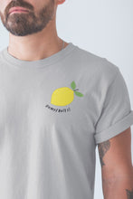 Charger l'image dans la galerie, modele-homme-barbu-tshirt-fruit-gris-citron-ohmyfruits-tatouage