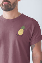 Charger l'image dans la galerie, modele-homme-barbu-tshirt-fruit-bordeaux-ananas-ohmyfruits-tatouage