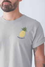 Charger l'image dans la galerie, modele-homme-barbu-tshirt-fruit-gris-ananas-ohmyfruits-tatouage
