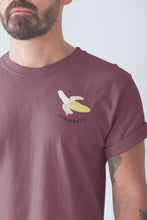 Charger l'image dans la galerie, modele-homme-barbu-tshirt-fruit-bordeaux-banane-ohmyfruits-tatouage