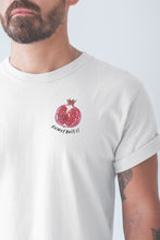 Charger l'image dans la galerie, modele-homme-barbu-tshirt-fruit-blanc-grenade-ohmyfruits-tatouage