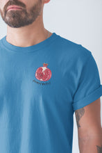 Charger l'image dans la galerie, modele-homme-barbu-tshirt-fruit-bleu-grenade-ohmyfruits-tatouage