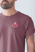 Charger l'image dans la galerie, modele-homme-barbu-tshirt-fruit-bordeaux-grenade-ohmyfruits-tatouage