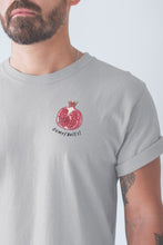 Charger l'image dans la galerie, modele-homme-barbu-tshirt-fruit-gris-grenade-ohmyfruits-tatouage