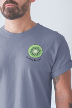 Charger l'image dans la galerie, modele-homme-barbu-tshirt-fruit-indigo-kiwi-ohmyfruits-tatouage