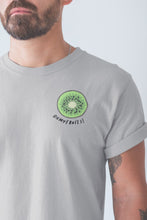 Charger l'image dans la galerie, modele-homme-barbu-tshirt-fruit-gris-kiwi-ohmyfruits-tatouage