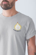 Charger l'image dans la galerie, modele-homme-barbu-tshirt-fruit-gris-poire-ohmyfruits-tatouage