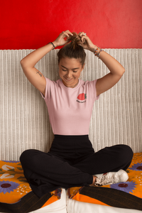 femme-assise-qui-rigole-et-sattache-les-cheveux-qui-porte-un-tshirt-ohmyfruits-rose-fraise