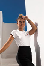 Charger l&#39;image dans la galerie, modele-sublime-femme-qui-porte-un-tshirt-blanc-cerise-ohmyfruits-et-quipose-dans-un-escalier-blanc-avec-le-ciel-bleu
