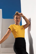 Charger l&#39;image dans la galerie, modele-sublime-femme-qui-porte-un-tshirt-jaune-cerise-ohmyfruits-et-quipose-dans-un-escalier-blanc-avec-le-ciel-bleu
