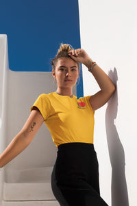modele-sublime-femme-qui-porte-un-tshirt-jaune-pasteque-ohmyfruits-et-quipose-dans-un-escalier-blanc-avec-le-ciel-bleu