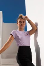 Charger l&#39;image dans la galerie, modele-sublime-femme-qui-porte-un-tshirt-lavande-cerisee-ohmyfruits-et-quipose-dans-un-escalier-blanc-avec-le-ciel-bleu
