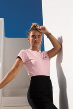 Charger l&#39;image dans la galerie, modele-sublime-femme-qui-porte-un-tshirt-rose-cerise-ohmyfruits-et-quipose-dans-un-escalier-blanc-avec-le-ciel-bleu

