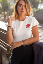 Charger l&#39;image dans la galerie, femme-qui-pose-pour-ohmyfruits-avec-un-tshirt-blanc-et-un-fruit-fraise
