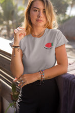 Charger l&#39;image dans la galerie, femme-qui-pose-pour-ohmyfruits-avec-un-tshirt-gris-et-un-fruit-fraise
