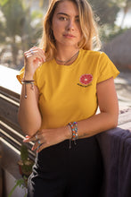 Charger l&#39;image dans la galerie, femme-qui-pose-pour-ohmyfruits-avec-un-tshirt-jaune-et-un-fruit-pamplemousse
