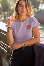 Charger l&#39;image dans la galerie, femme-qui-pose-pour-ohmyfruits-avec-un-tshirt-lavande-et-un-fruit-fraise
