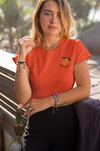 femme-qui-pose-pour-ohmyfruits-avec-un-tshirt-orange-et-un-fruit-mandarine