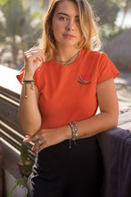 Charger l&#39;image dans la galerie, femme-qui-pose-pour-ohmyfruits-avec-un-tshirt-orange-et-un-fruit-pasteque
