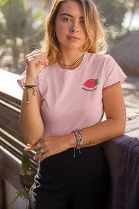 femme-qui-pose-pour-ohmyfruits-avec-un-tshirt-rose-et-un-fruit-fraise
