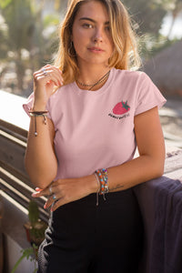 femme-qui-pose-pour-ohmyfruits-avec-un-tshirt-rose-et-un-fruit-framboise